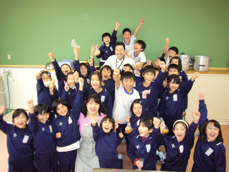 明善小学校の生徒たちとパンでふれあった初日の写真
